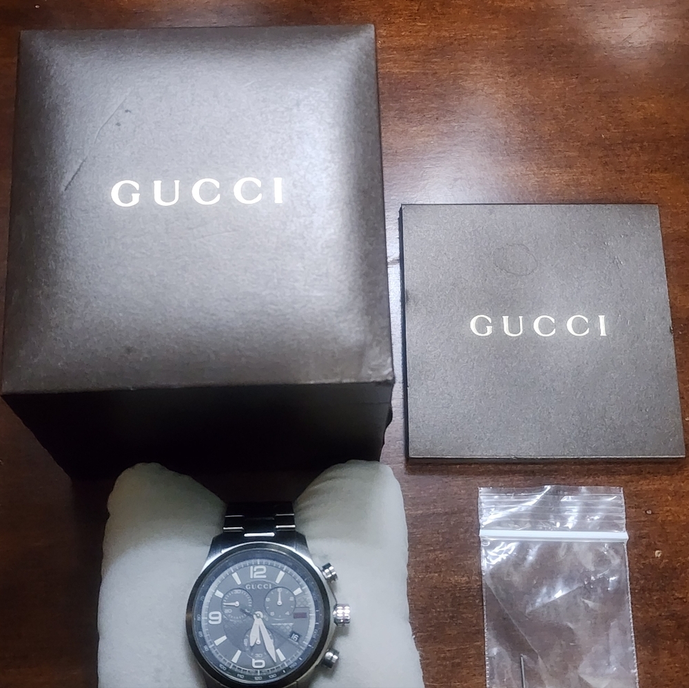 Men's Gucci Timeless Chronograph Black and Silver Watch 126.2/ya126238 SwissMade - Picture 2 of 9